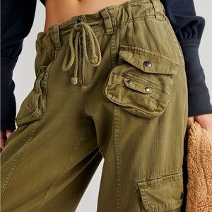 Like new Free People Tahiti Cargo Utility Low Rise Dried Herb Pants xs